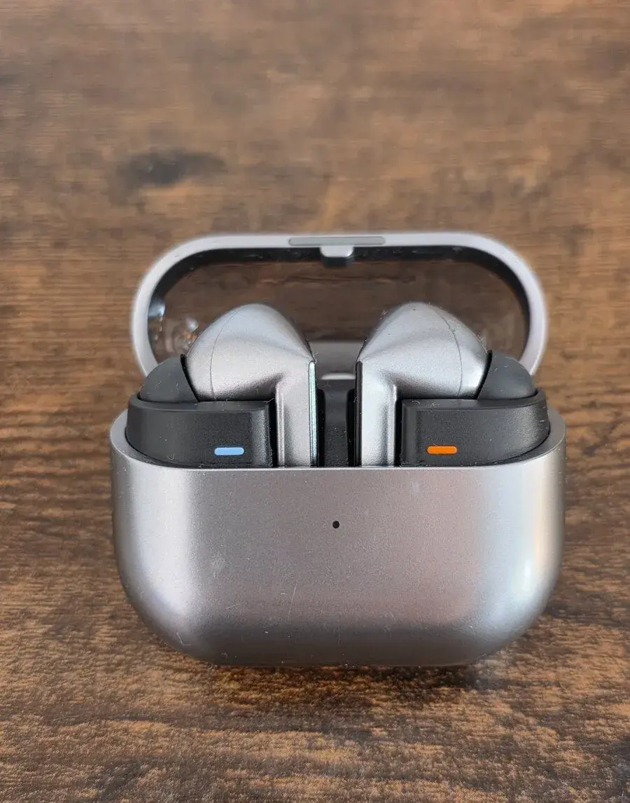 Samsung Galaxy Buds 3 Pro - Stříbrné (Top stav, jako nové)
