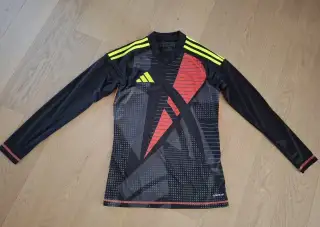 Nový brankařský dres Adidas