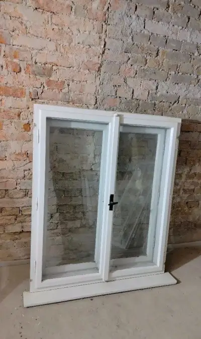 Pěkné dvojité masivní kastlové okno 121 x 143cm, s parapetem