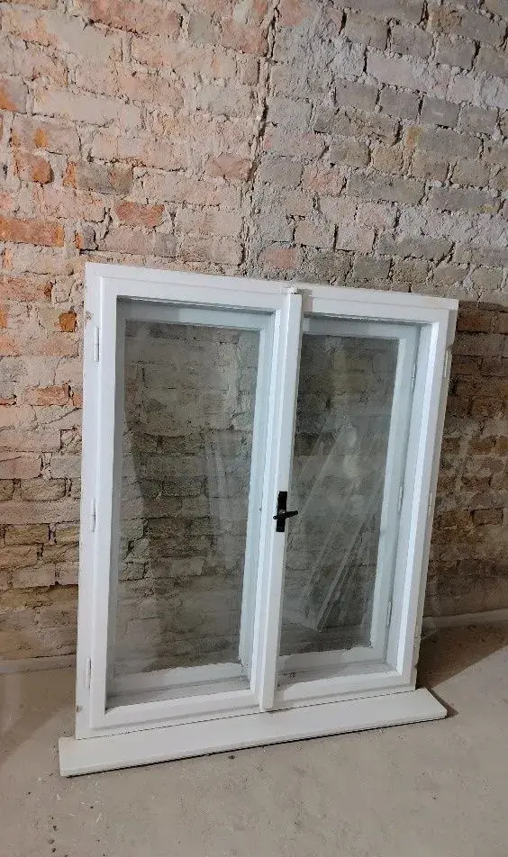 Pěkné dvojité masivní kastlové okno 121 x 143cm, s parapetem