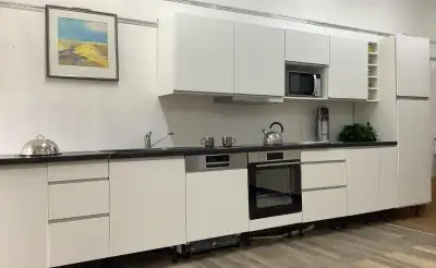 Světlá moderní kuchyně JULIETA