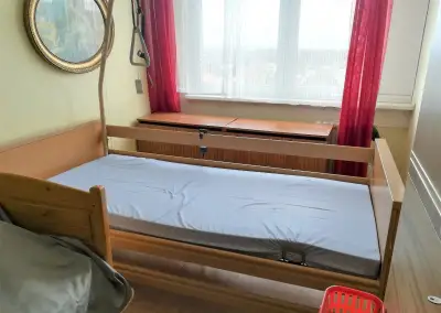 Zdravotní polohovací elektrická postel pro seniory