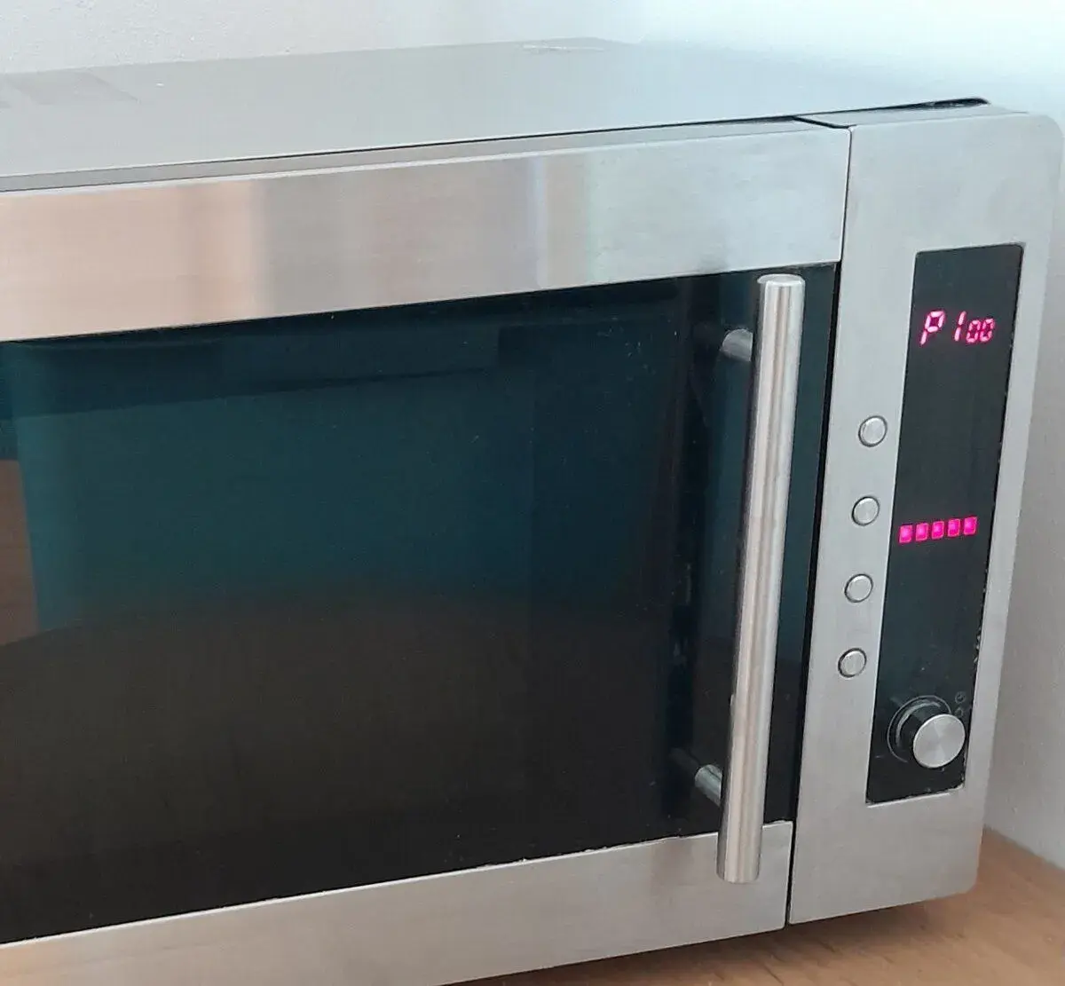 Mikrovlnná trouba AEG s funkcí grilu