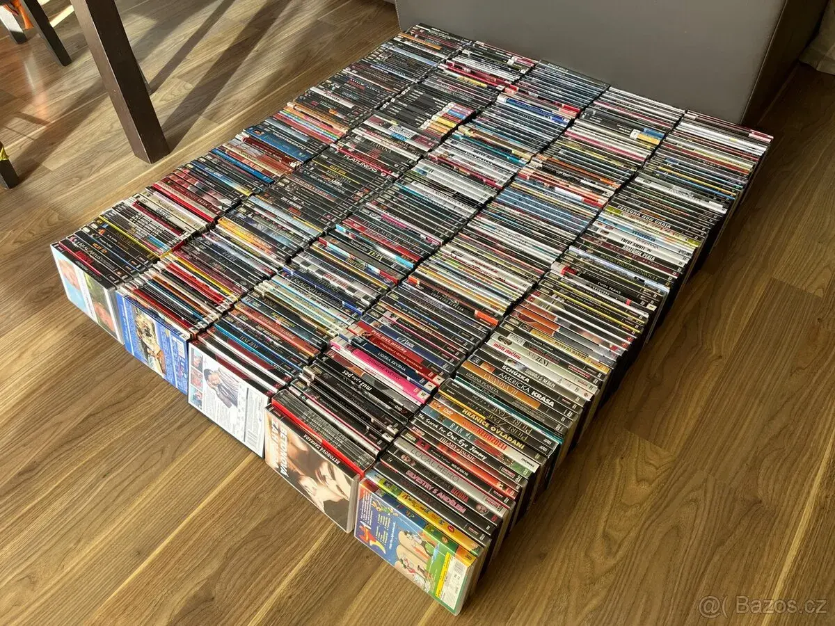 Cca 500 ks originálních filmových DVD