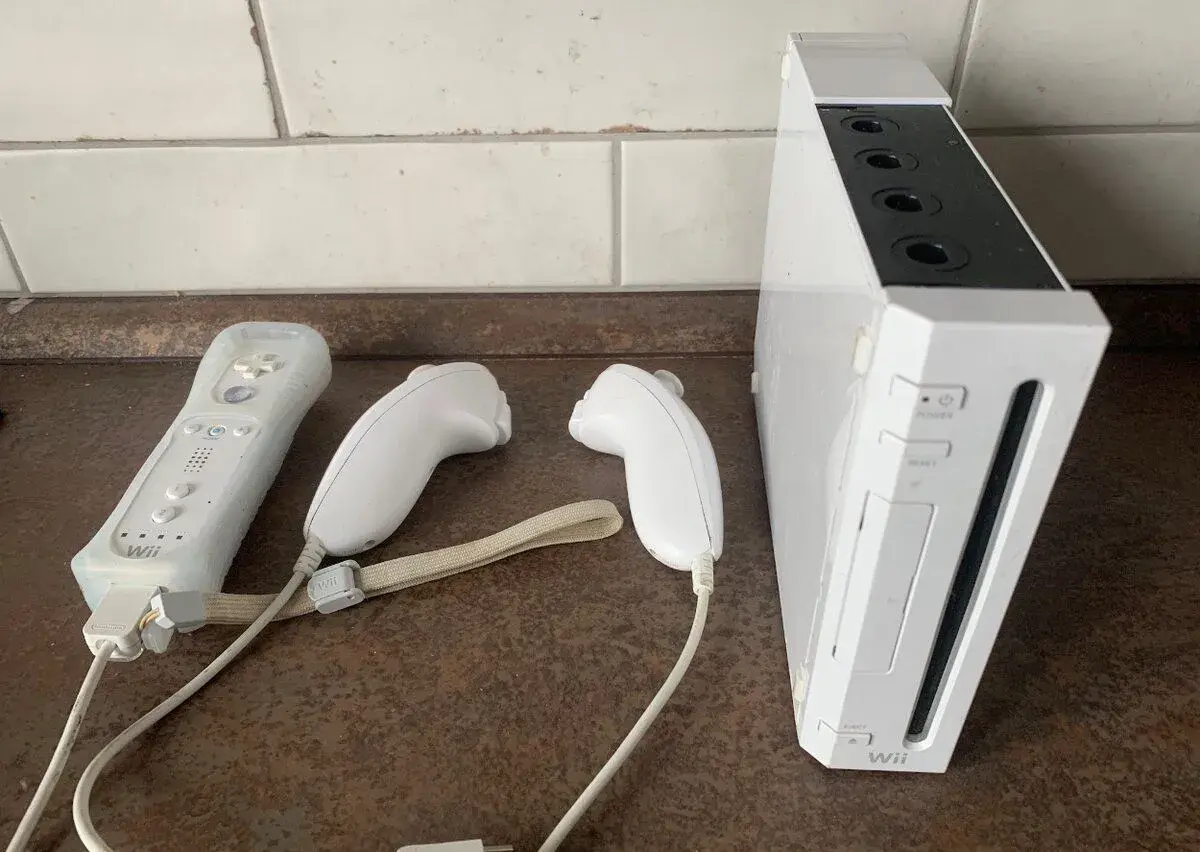 Nintendo Wii - konzole + ovladače, bez zdroje