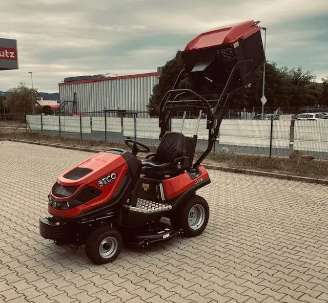 SECO MP 122D komunální sekací traktor - výstavní stroj