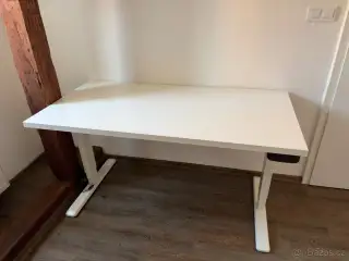 Elektricky polohovatelný stůl 150 × 75 cm, paměť poloh