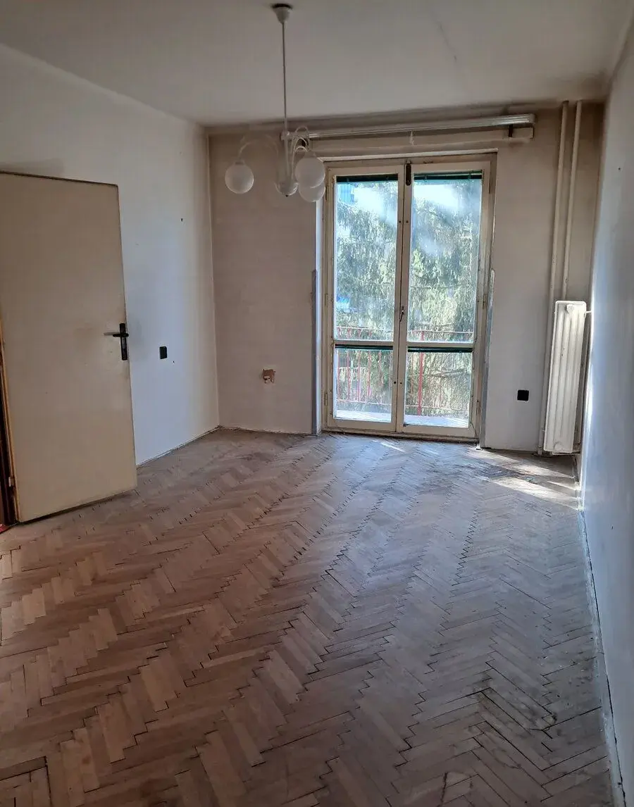 Prodej bytu 3+1 v původním stavu k rekonstrukci
