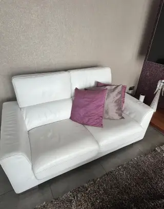 Krásnou koženou sedací soupravu