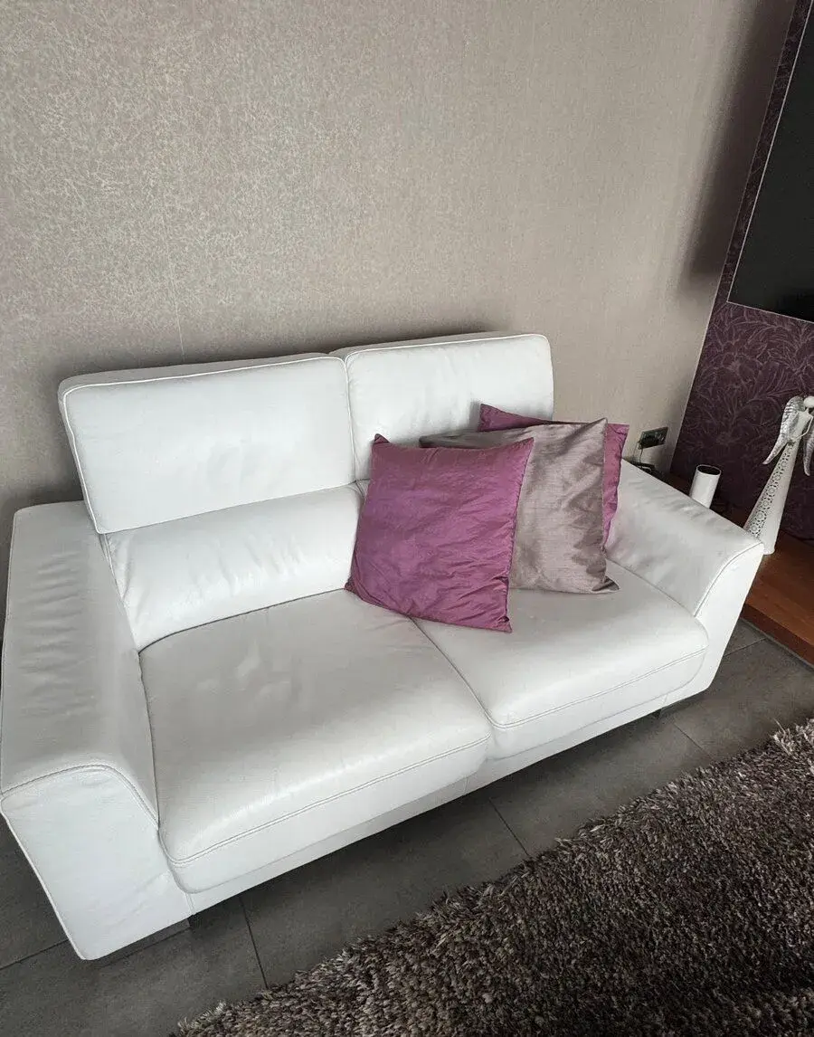 Krásnou koženou sedací soupravu