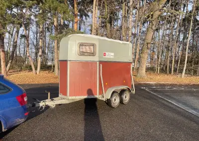 Přívěs na 2 koně, konibus, 2000 kg, super stav, nová stk