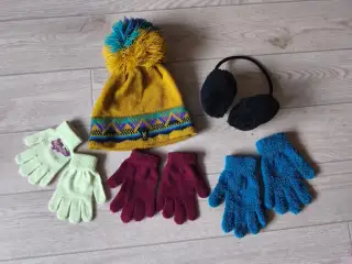 Zimní klapky na uši černé, rukavice (čepice už není)