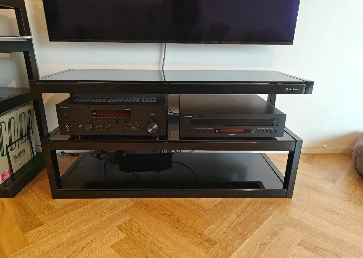 AV hifi stolek Norstone Esse frosted black