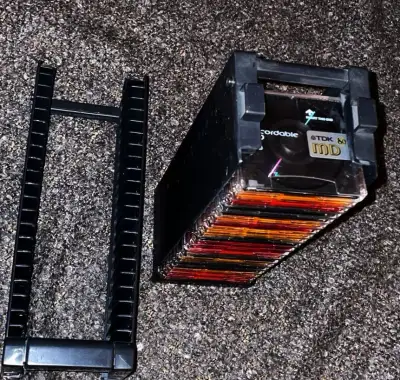 MD minidisc plastový stojan na 20 MD+ 10 disků TDK s obaly