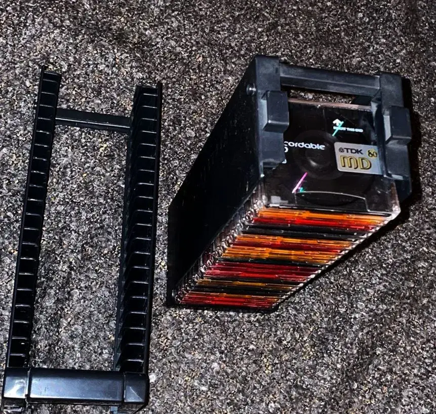 MD minidisc plastový stojan na 20 MD+ 10 disků TDK s obaly