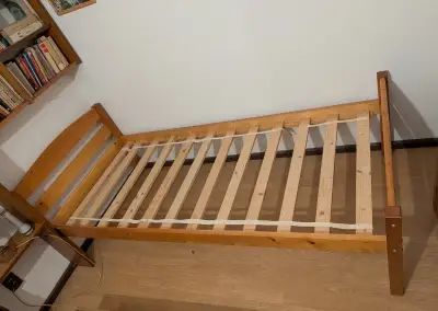 Postele z masivu + noční stolky