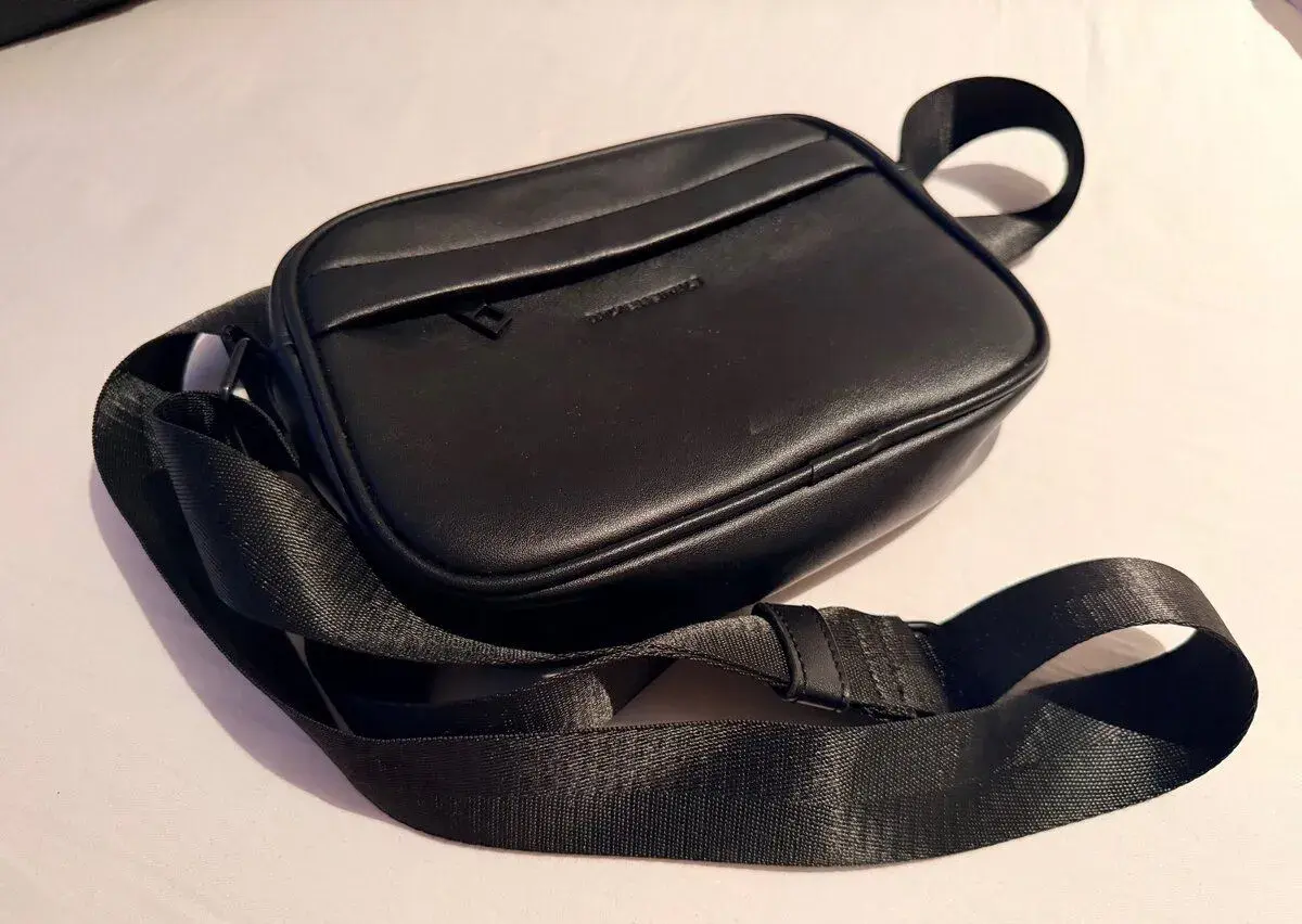 Nová černá crossbody taška – elegantní a praktická