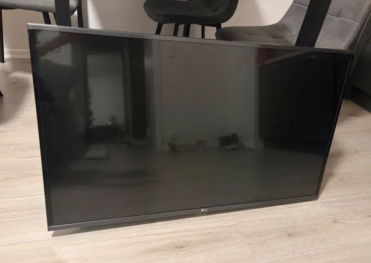 LG Smart TV 43″ (109 cm) + držák na zeď