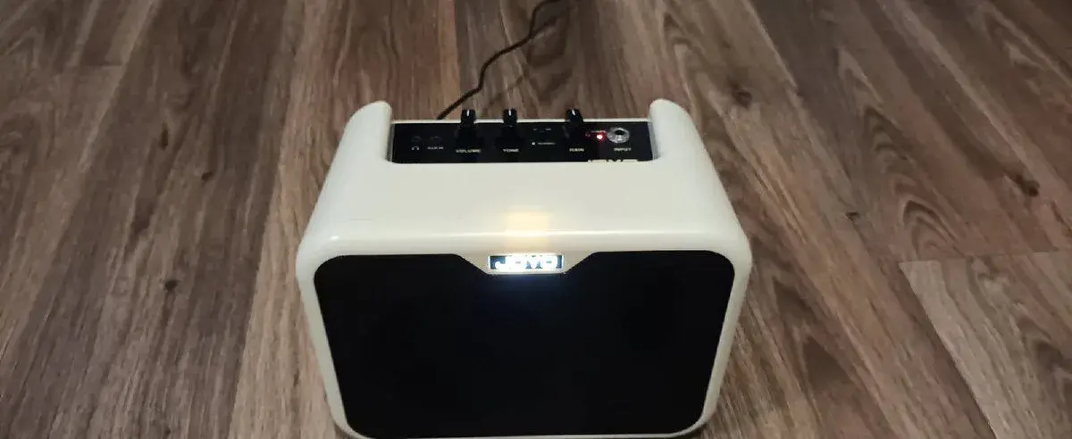 Akumulátorové basové kombo Joyo 10B