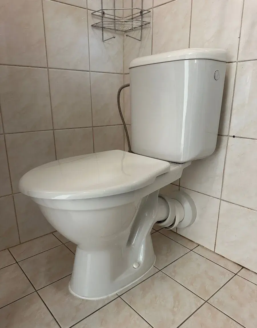 Wc komplet – záchodová mísa s nádržkou a sedátkem