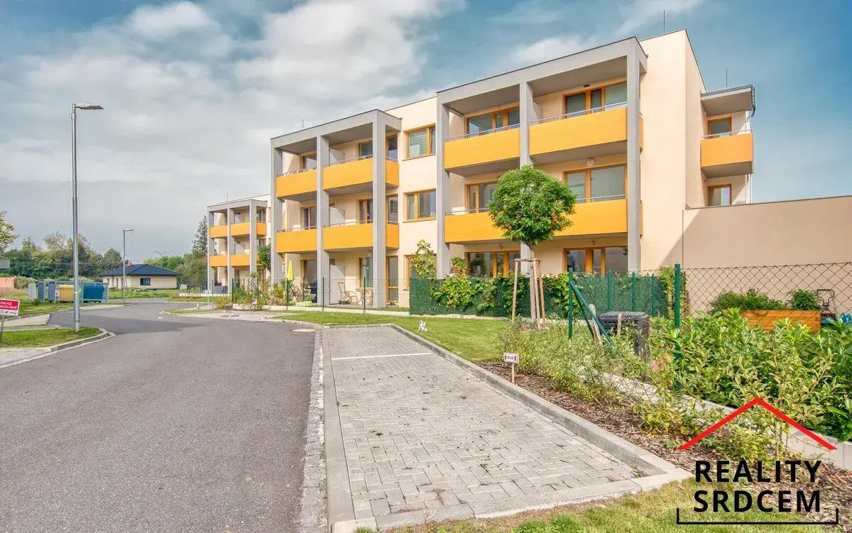 Pronájem bytu 1+kk s balkónem a parkováním, 34 m2, Rezidence