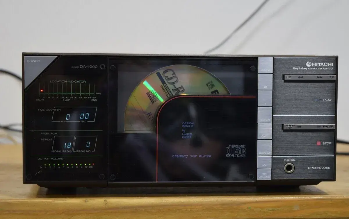 HITACHI DA-1000 KVALITNÍ VINTAGE CD PŘEHRÁVAČ