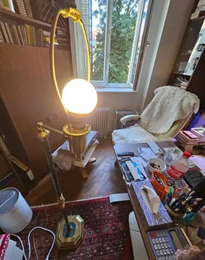 Starožitná mosazná pokojová lampa