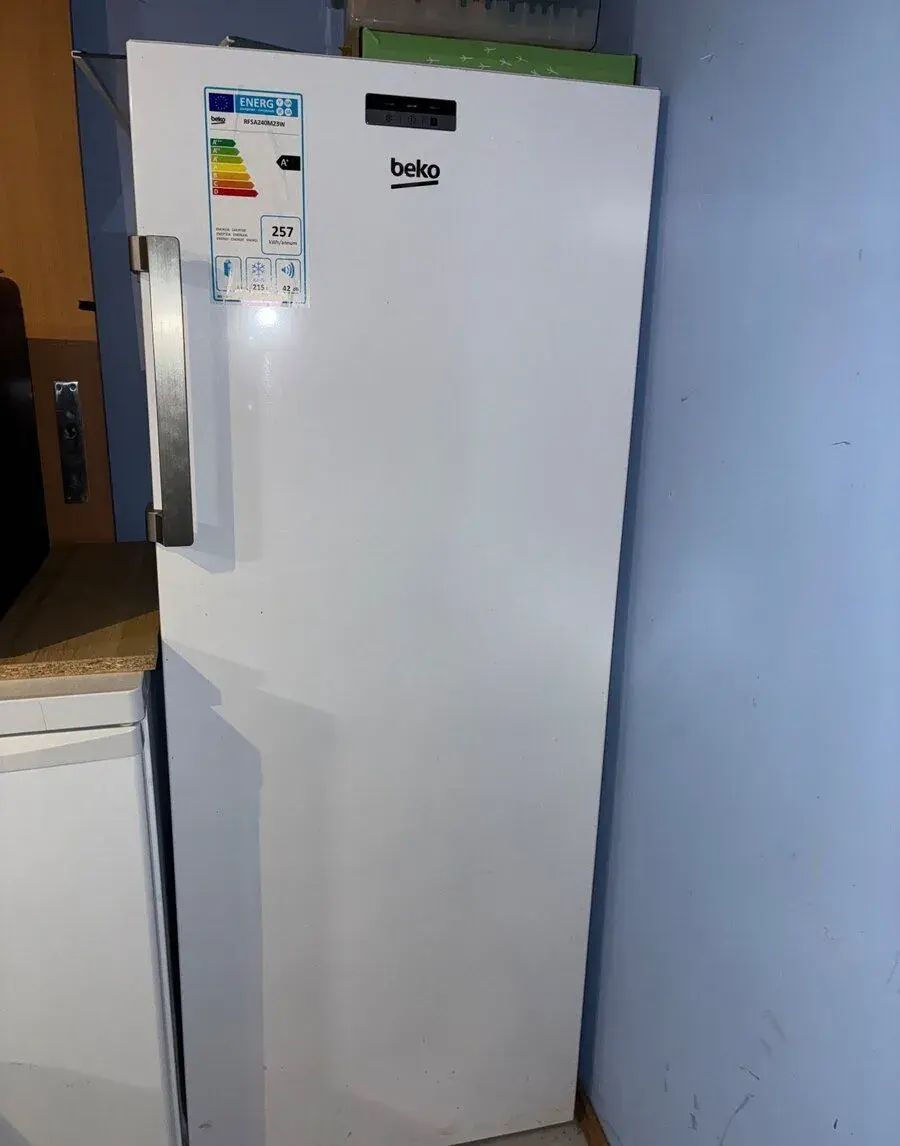 Mrazák Beko RFSA240M23W – jako nový