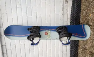 Málo jetý dětský snowboard 134 cm Plenk + vázání ProFlex
