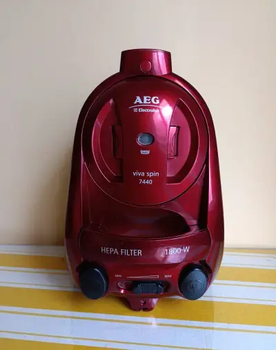 Bezsáčkový vysavač AEG