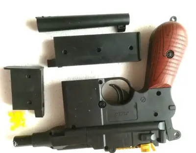 Manuální airsoft Plastová pistole je replikou Mauser C96