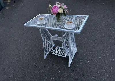 Starožitný litinový stolek ze šicího stroje