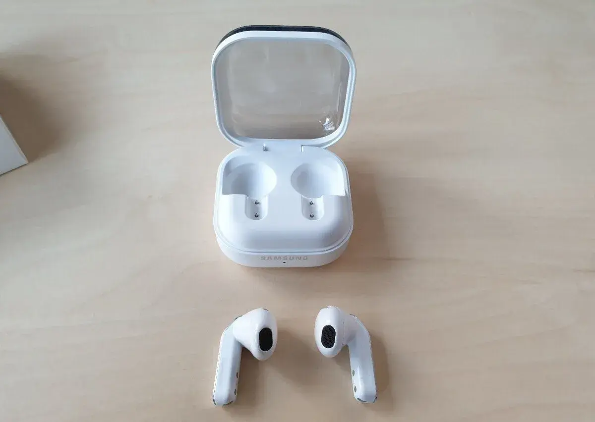 Samsung Galaxy Buds4 bílé