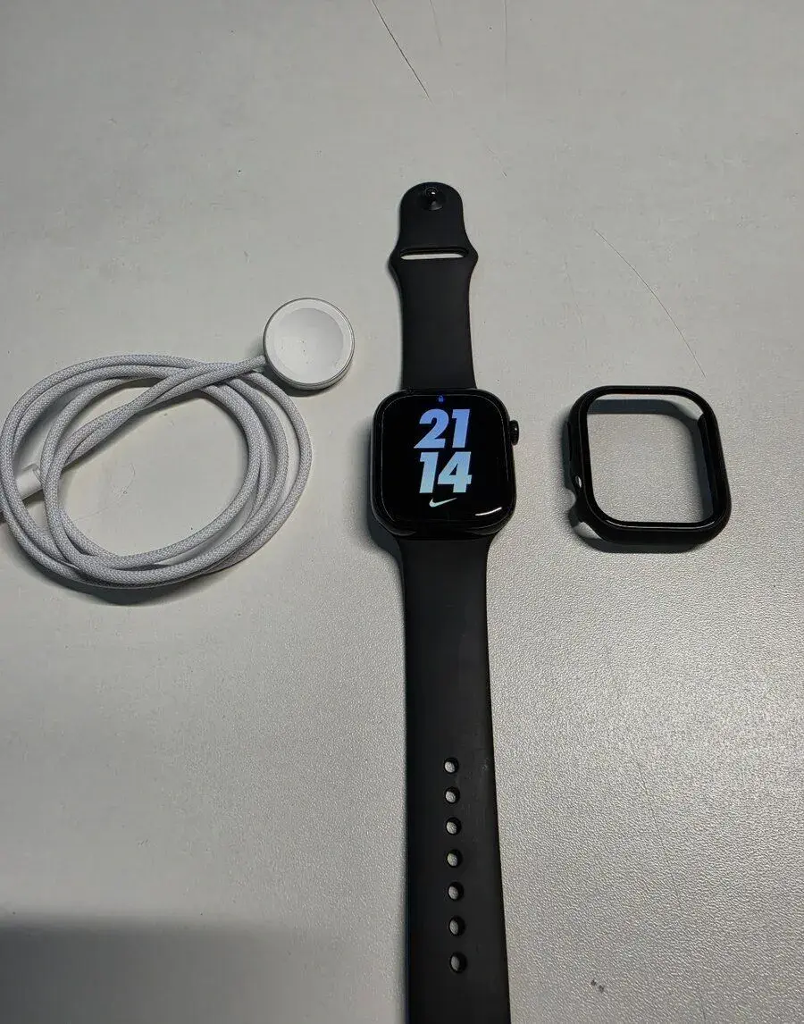 Apple Watch Series 10 46 mm – černé, baterie 100 %
