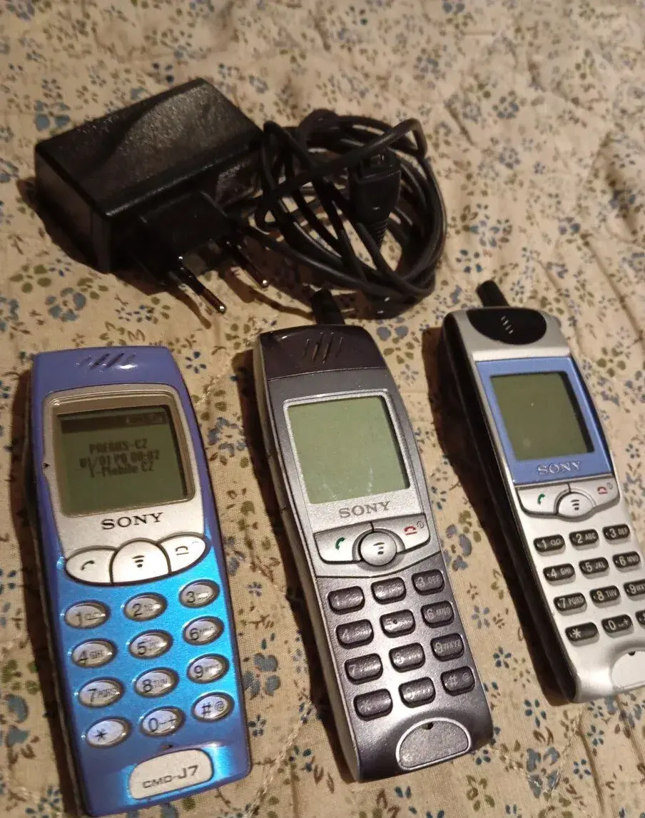 Sada retro telefonů SONY CMD (J7, J6, J5) – Funkční, nebloko