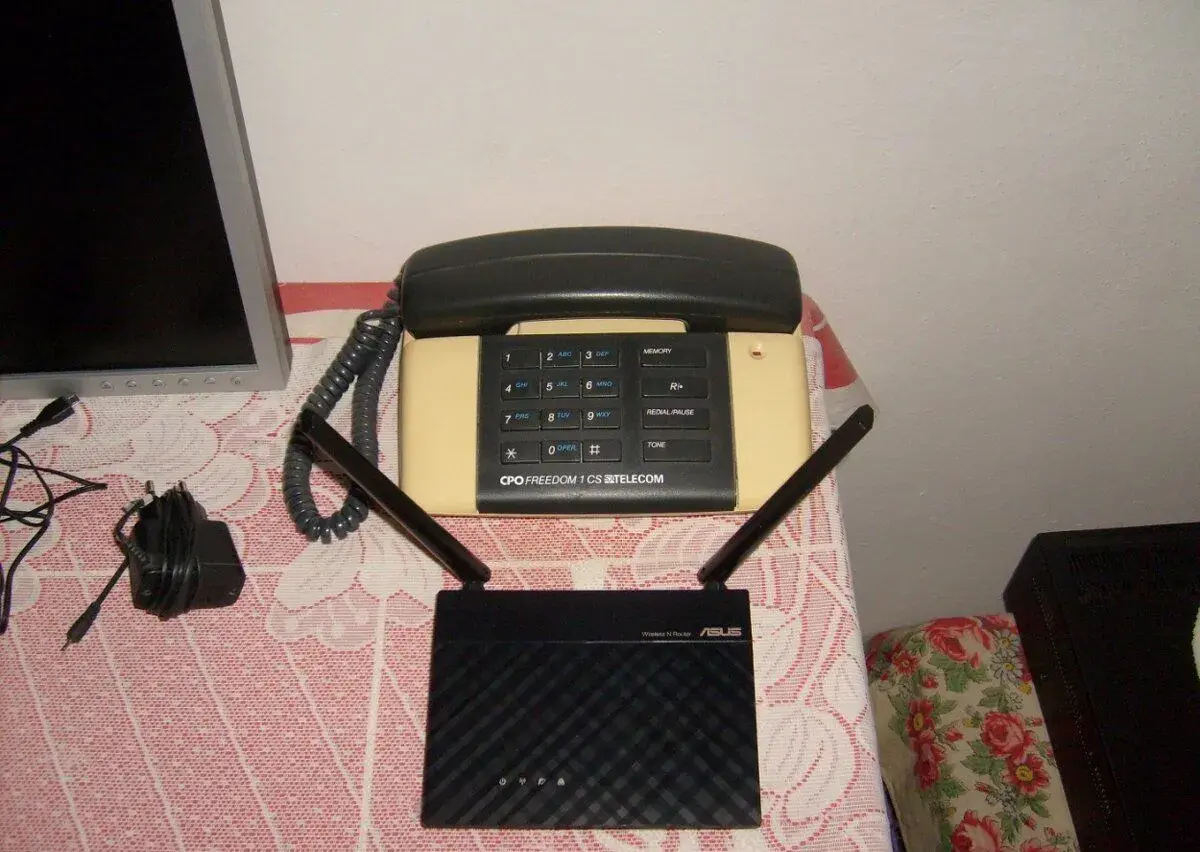 ROUTER ASUS ZA 200KČ