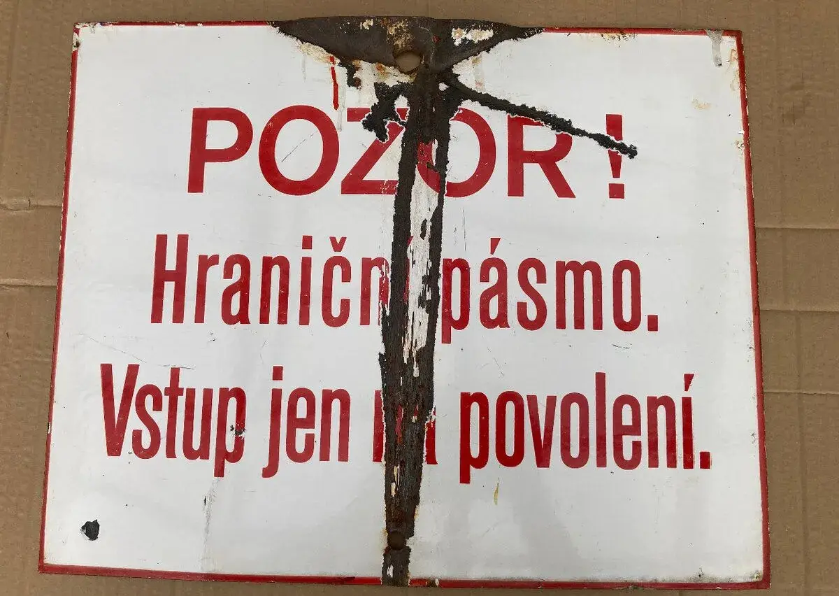 Cedule smaltovaná POZOR Hraniční pásmo 700 kč