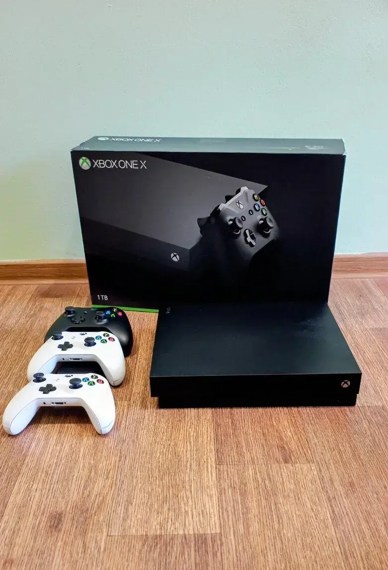 Xbox One X 1TB + krabice, 3 ovladače, nabíjecí stanice