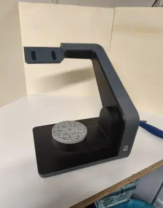 Scanner s otočným stolem