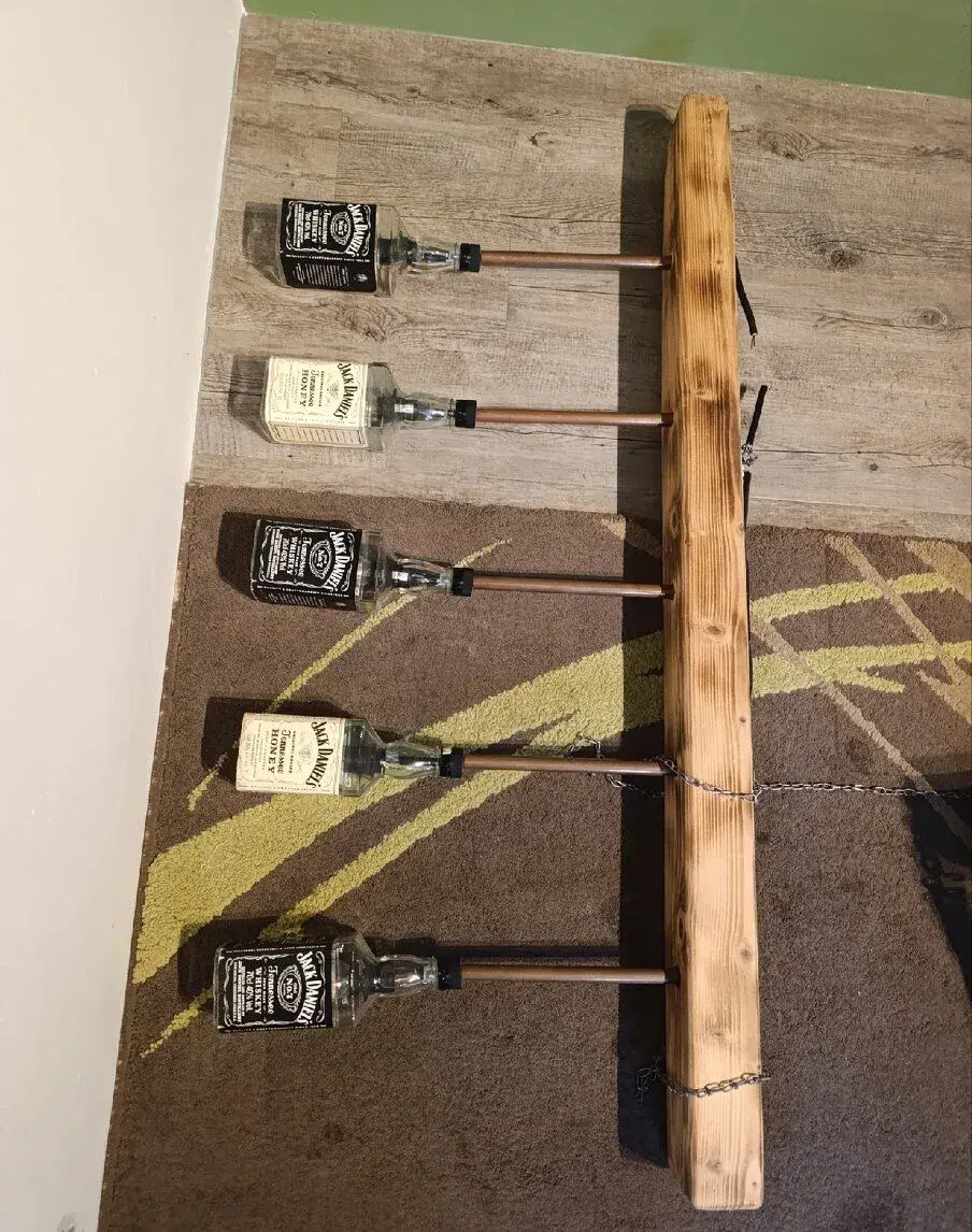 Industriální lustr z lahví Jack Daniels