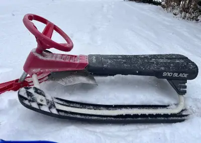 Skibob SnoBlade, sáně, sáňky na zimní radovánky