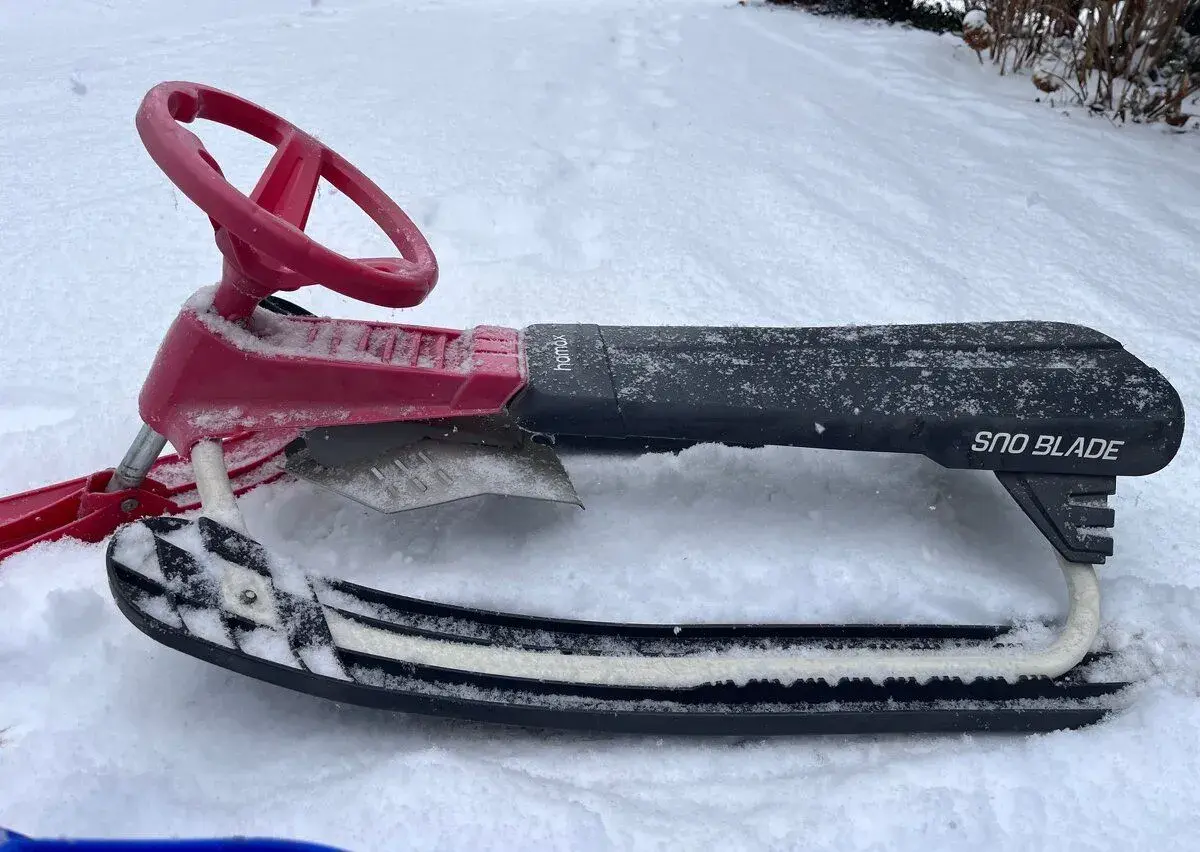 Skibob SnoBlade, sáně, sáňky na zimní radovánky
