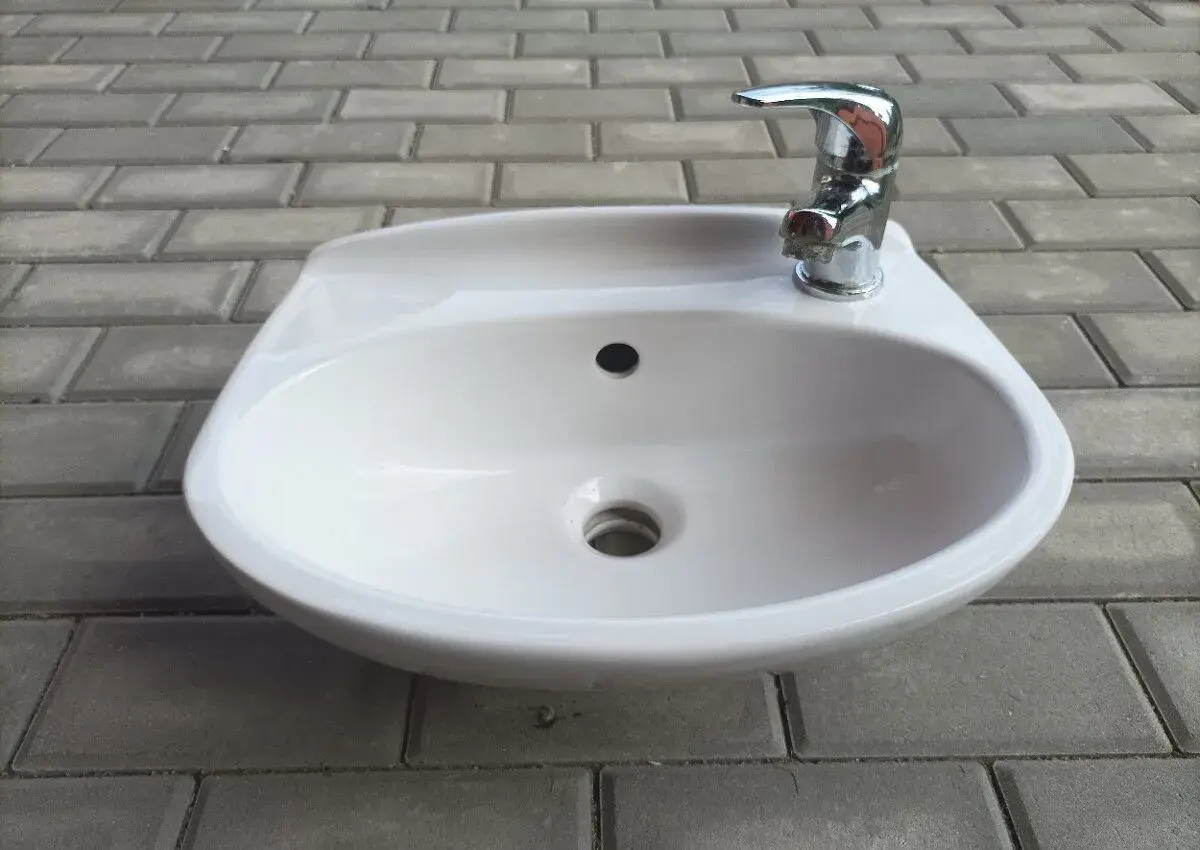 Umyvadlo s baterií