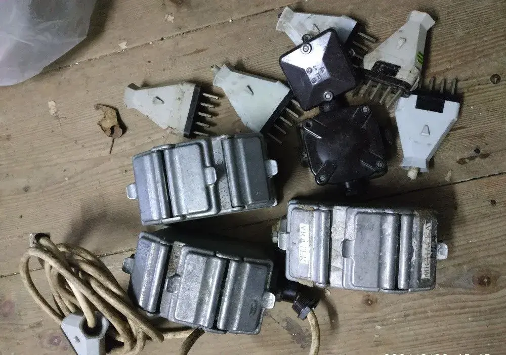 Zásuvky a vidlice 25A/ 380V a pojistky porcelánové.
