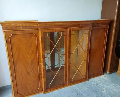Vitrína dřevěná osvětlená, italský design, třešeň