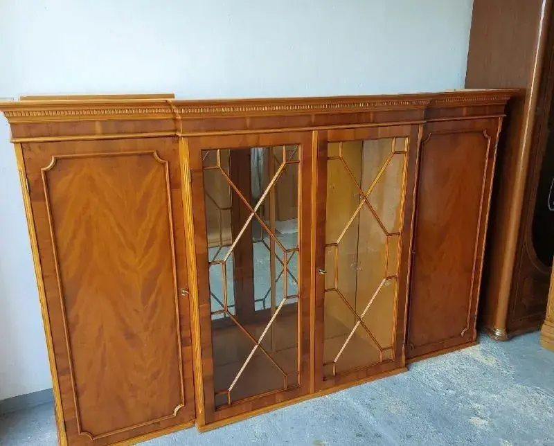 Vitrína dřevěná osvětlená, italský design, třešeň