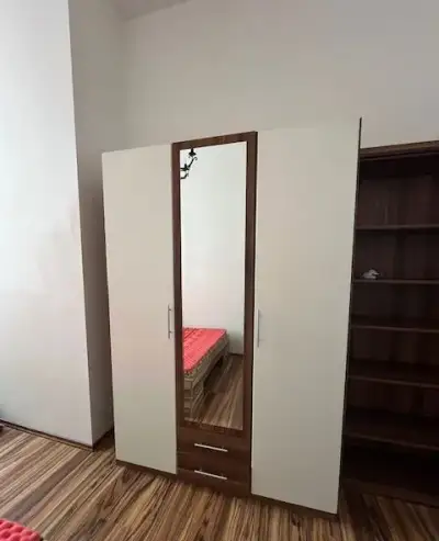 Skříň se zrcadlem + postel šíře 140cm