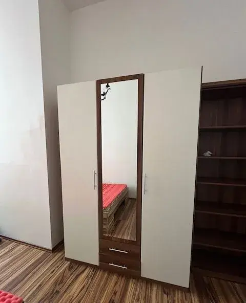 Skříň se zrcadlem + postel šíře 140cm