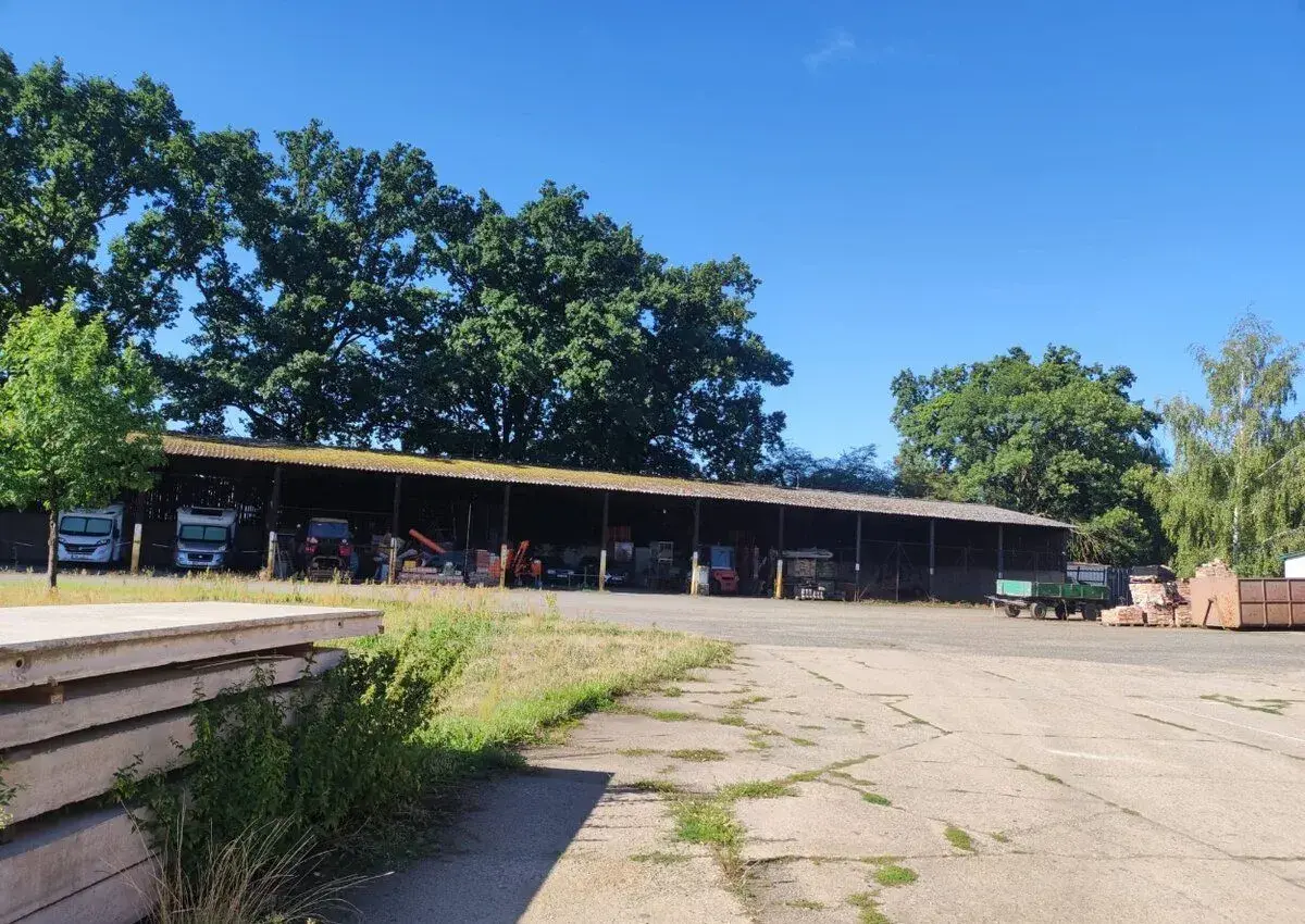 UZAMYKATELNÝ, ZASTŘEŠENÝ PROSTOR 50 m² – PRASKAČKA U HRADC