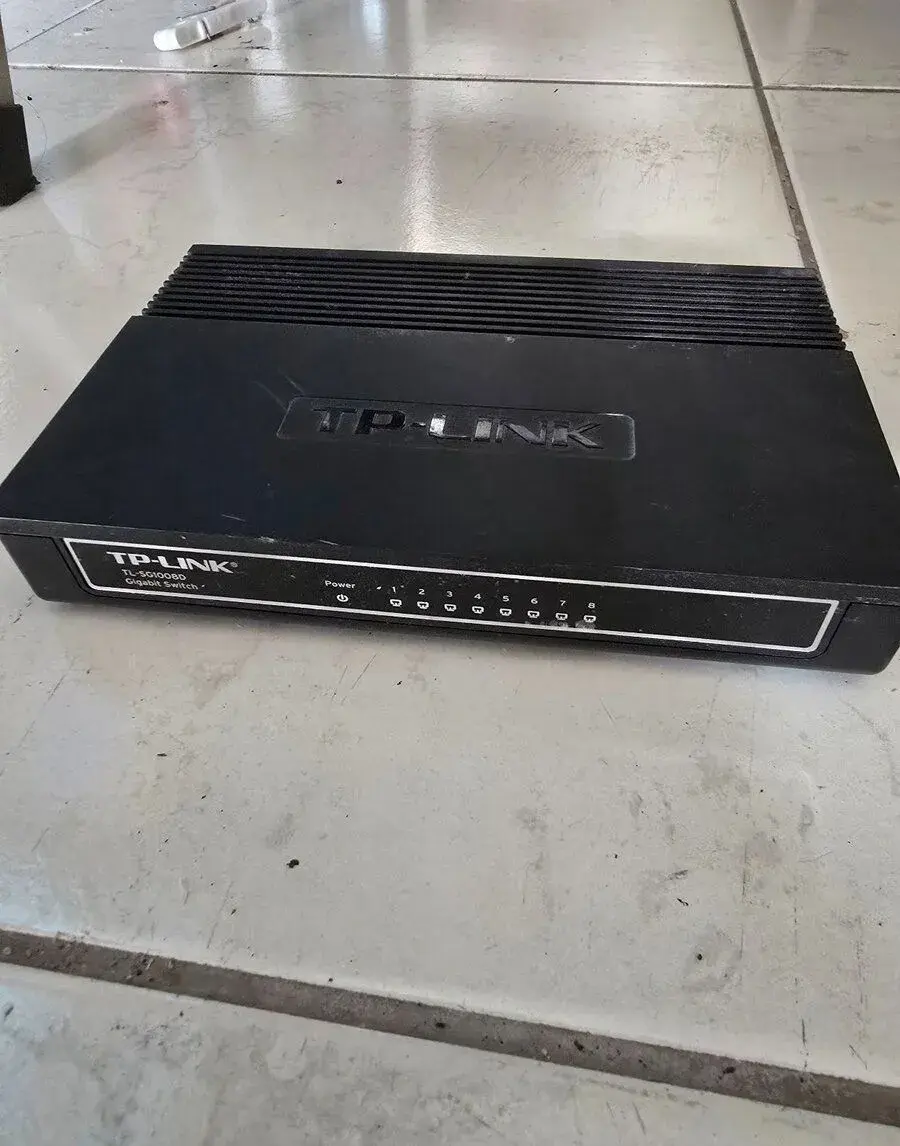 TP-Link TL-GS1008D – 8portový gigabitový switch